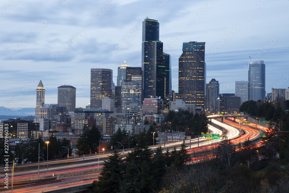 Fototapeta premium Long exposure of Seattle skyline and highway with Traffic at Sunset Dusk