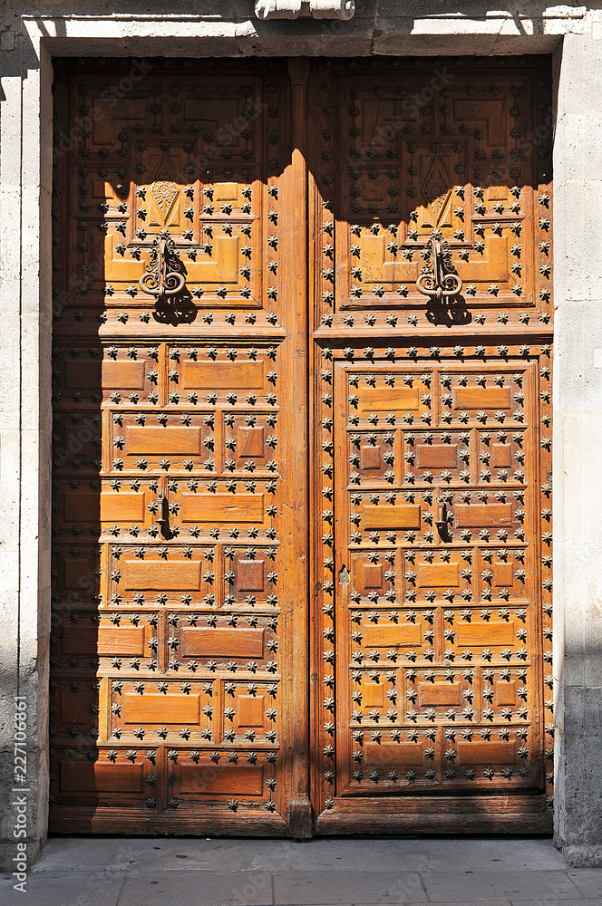 Puerta de madera del Palacio Medrano, Ciudad Real, Castilla la Mancha,  España foto de Stock | Adobe Stock