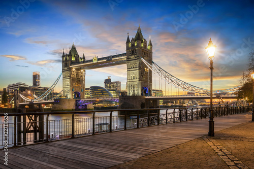 Das Wahrzeichens Londons  die beleuchtete Tower Bridge bei Sonnenuntergang