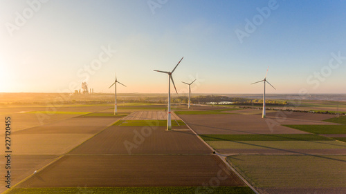 Cuadro en lienzo Energiewende Windrad und Kohlekraftwerk