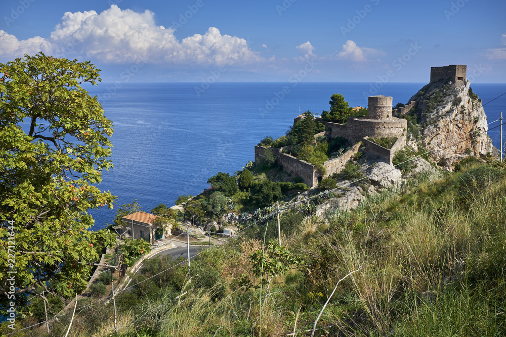 Rocca di Sant'Alessio sulla Costa Ionica vicino a Taormina
