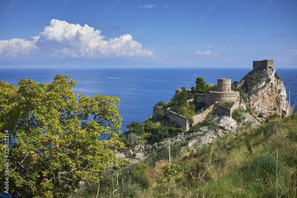 Il castello di Sant'Alessio e sullo sfondo la Calabria e lo Stretto in Sicilia