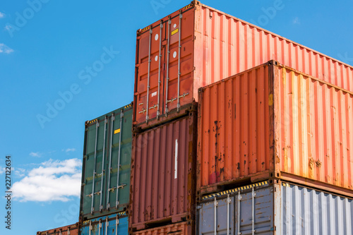 Bunte Container auf einem Stapel im Hafen
