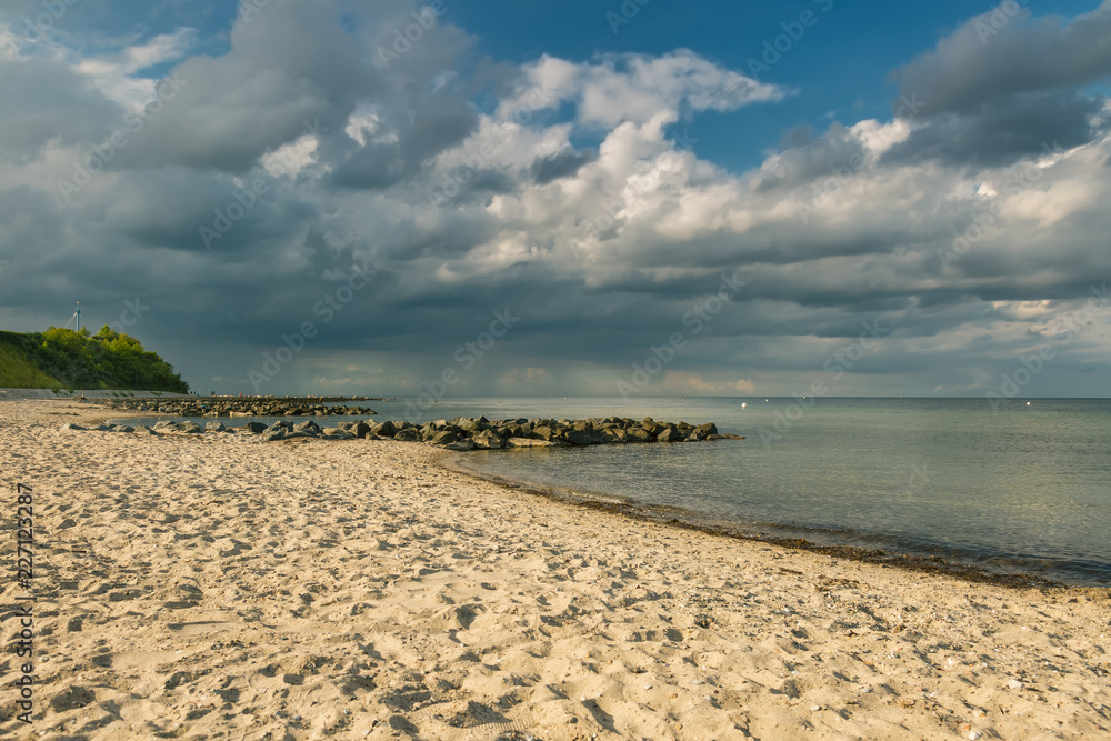 Ein Gewitter mit dunklen Wolken zieht am Strand auf Ein Gewitter mit dunklen Wolken zieht am Strand auf