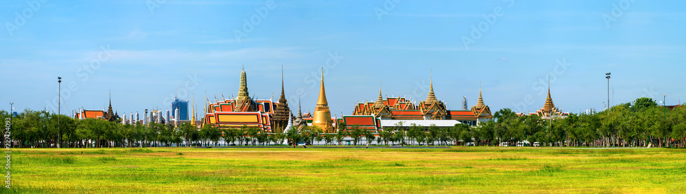 Naklejka premium Car and people traffic in the center of Bangkok, Thailand