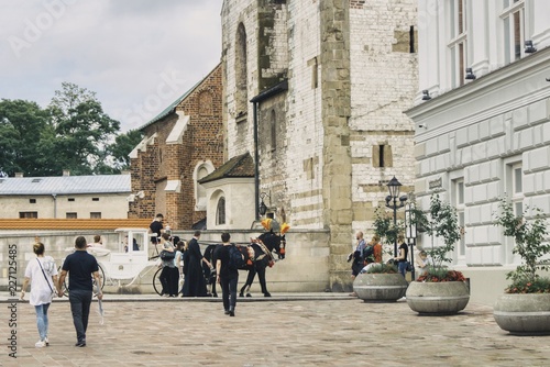 Turyści zwiedzają Kraków pieszo i dorożkami