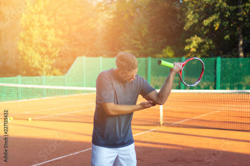 Canvas Print Handsome man on tennis court