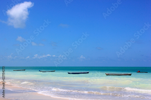 Fototapeta Naklejka Na Ścianę i Meble -  Boats on beautiful turquoise ocean by the beach