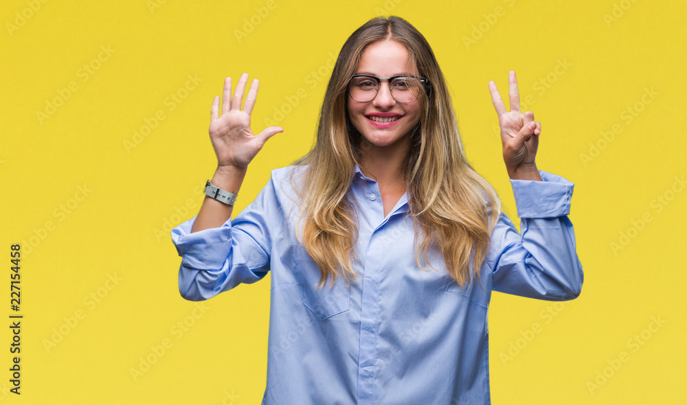 Obraz premium Young beautiful blonde business woman wearing glasses over isolated background showing and pointing up with fingers number seven while smiling confident and happy.