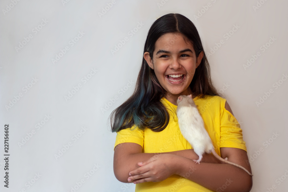 Criança com seu amigo rato Criança com seu amigo rato