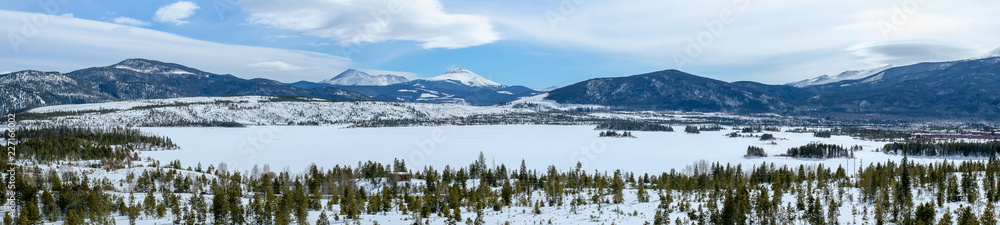 BEAUTIFUL PANORAMA VIEW OF DILLON RESERVOIR AND ROCKY MOUNTAINS IN WINTER / FRISCO / COLORADO / USA