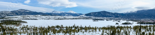 BEAUTIFUL PANORAMA VIEW OF DILLON RESERVOIR AND ROCKY MOUNTAINS IN WINTER / FRISCO / COLORADO / USA