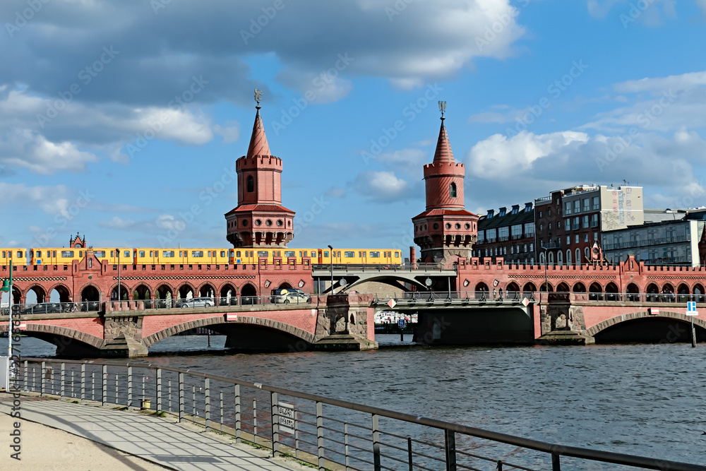Vista panorámica del pintoresco Puente de Oberbaum atravesando el río Esprea. Fotografía tomada desde el museo del Muro al este de Berlín. 