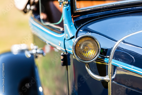 headlight of a historical car © Christian Müller