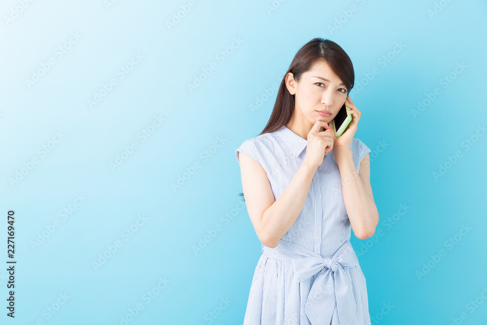 電話をする女性 考える 電話をする女性 考える