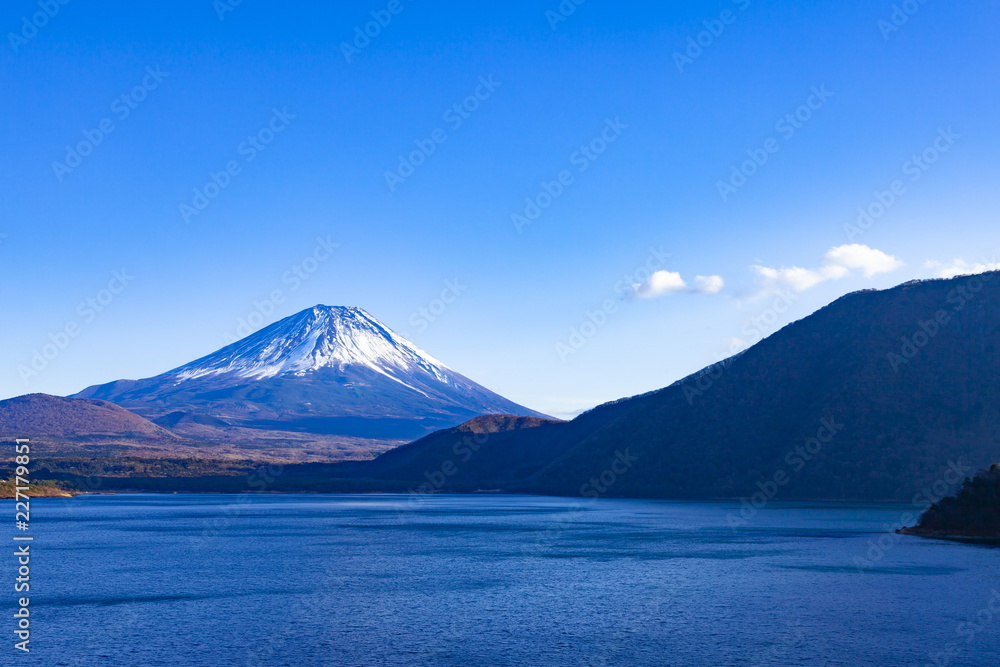 午後の富士山、山梨県本栖湖にて