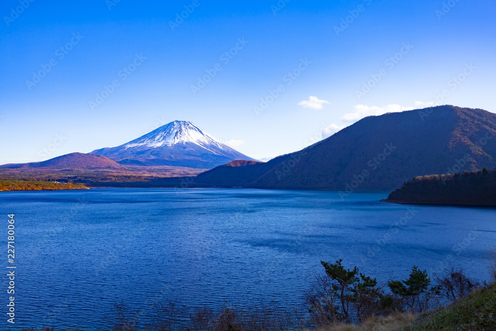 午後の富士山、山梨県本栖湖にて