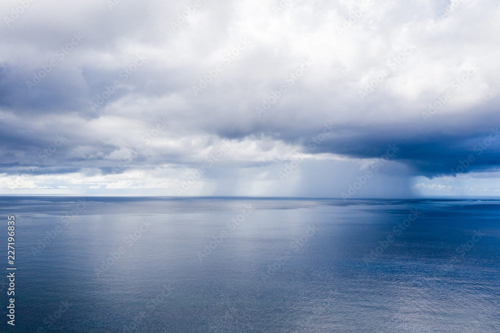 Obraz premium Ocean and storm cloud