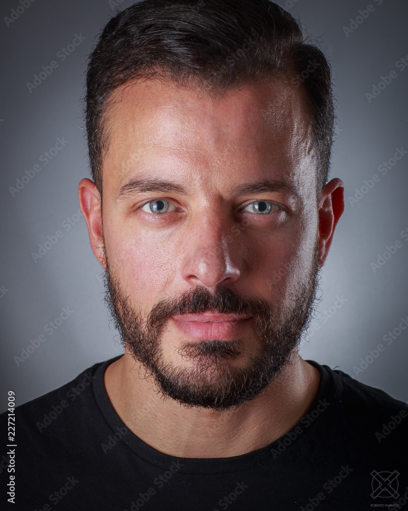 Obraz premium Headshot of young man with blue eyes and beard