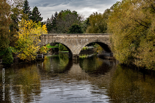 Obraz na płótnie Bridge Over the River in Fall, Stratford Ontario w salonie