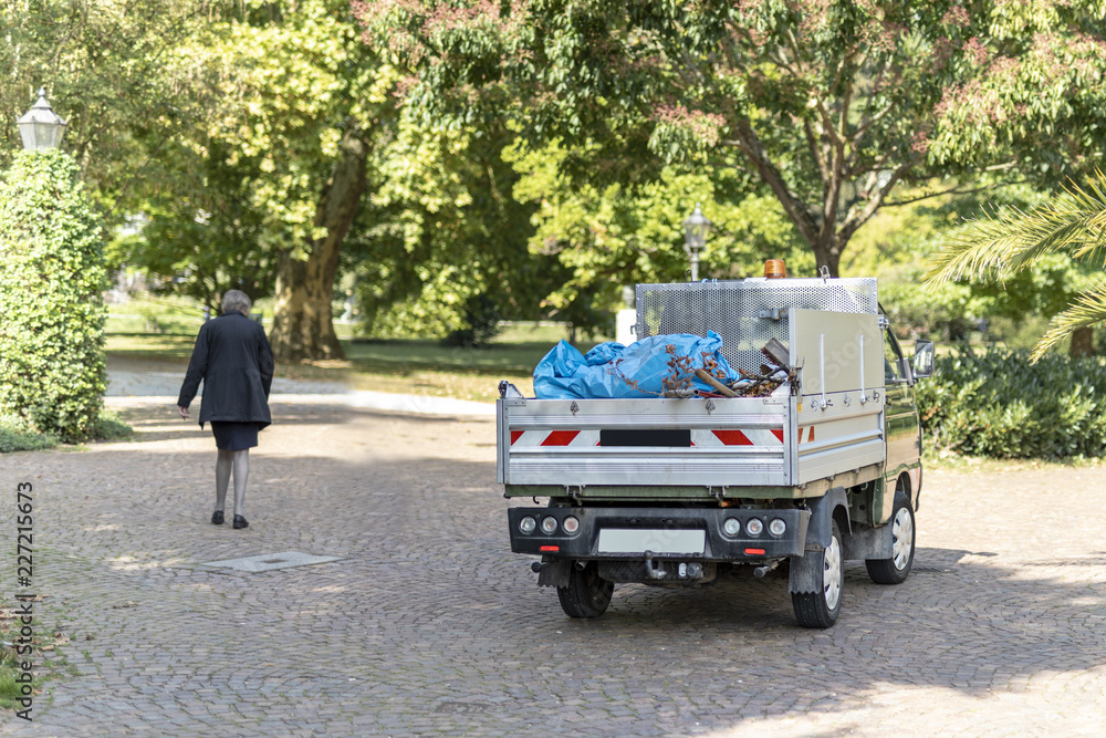 Müllwagen fährt durch den Park