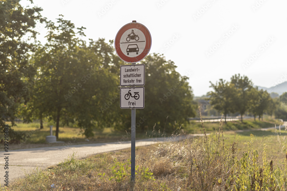Seitenstrasse mit dem Hinweiss Landwirtschaftlicher Verkehr frei Seitenstrasse mit dem Hinweiss Landwirtschaftlicher Verkehr frei