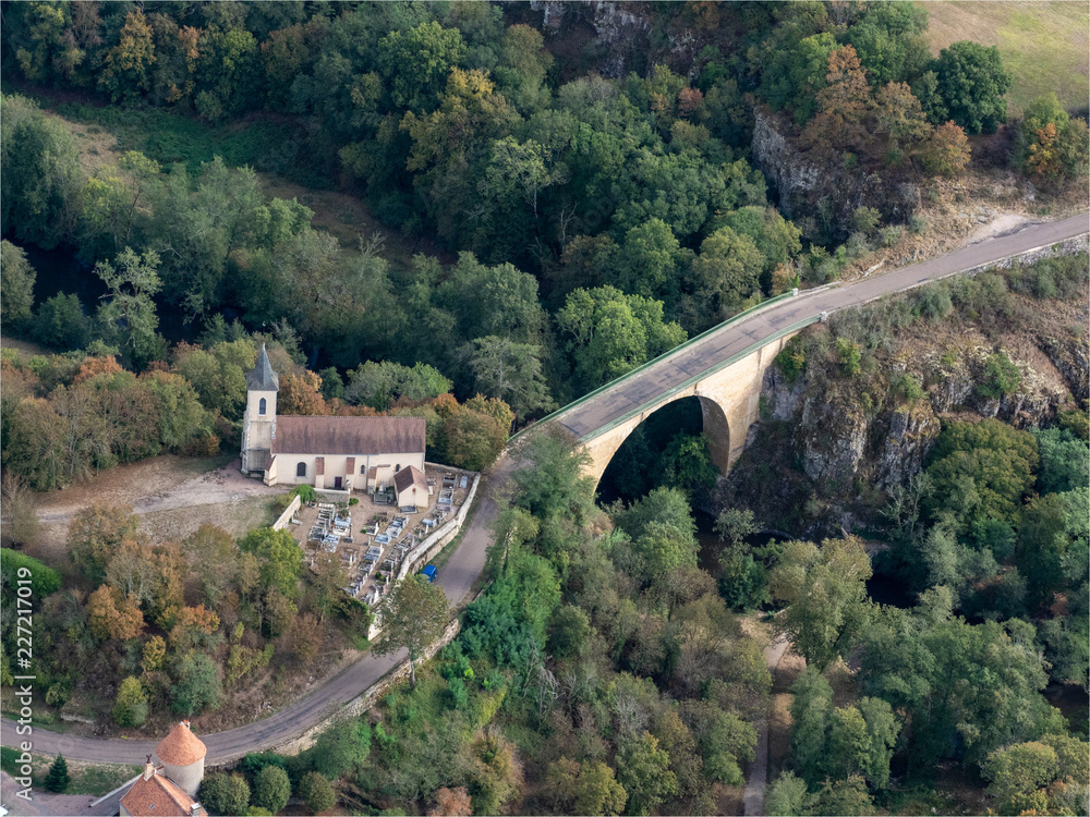 Fototapeta premium vue aérienne du pont romain et du pont moderne à Pierre-Perthuis dans l'Yonne en France