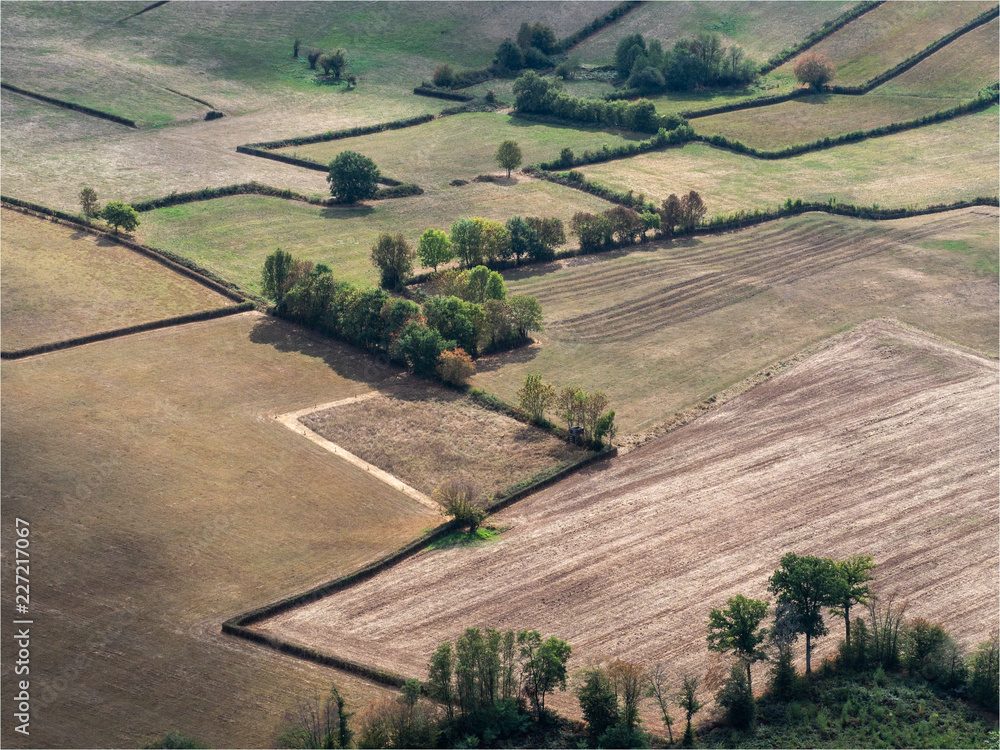 vue aérienne de champs à Saint-André-en-Morvan dans l'Yonne en France