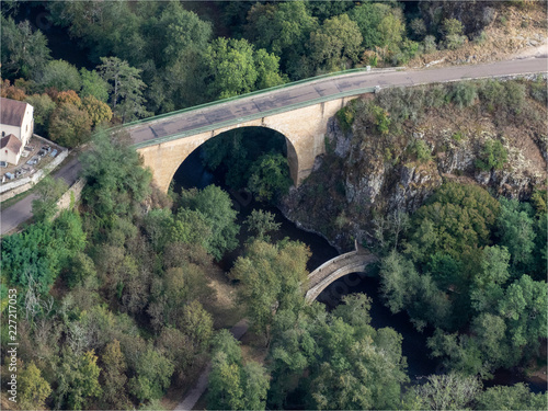 vue aérienne du pont romain et du pont moderne à Pierre-Perthuis dans l'Yonne en France