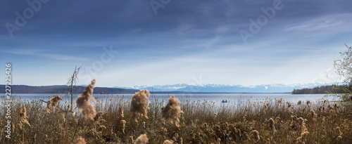 Ammersee Panorama im Winter mit Blick auf die Alpen