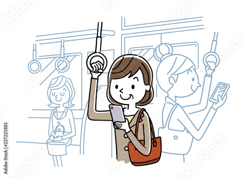 電車内でスマートフォンを見る中年女性

