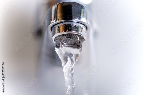 Wasserhahn von unten