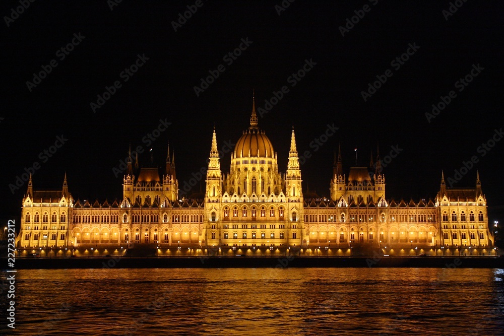 Parlamento de Budapest iluminado de noche (Hungría).