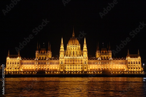 Parlamento de Budapest iluminado de noche (Hungría). © AngelLuis