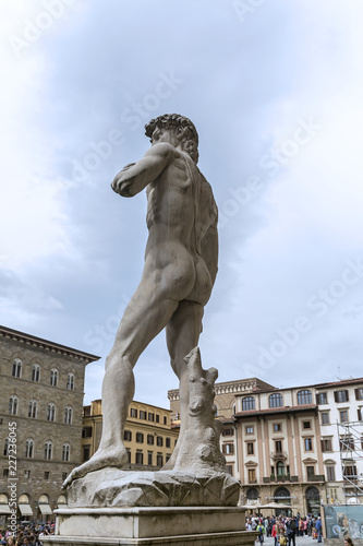 Rückseite David von Migelangelo vor dem Palazzo Vecchio, Florenz photo