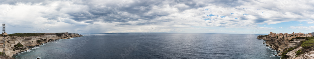 Les célèbres falaises de Bonifacio Les célèbres falaises de Bonifacio