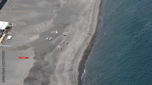 Veduta aerea della spiaggia con lettini e bagnanti al mare photo