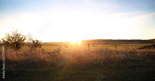 Sonnenuntergang im Herbst über den Feldern