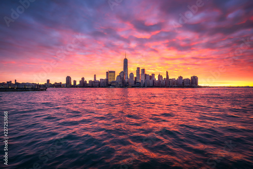 Spektakulärer Sonnenuntergang über der Manhattan skyline in New York City, USA