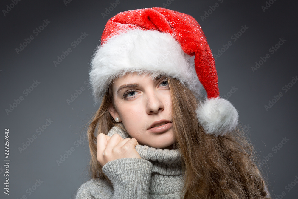 Hübsches Mädchen im Pulli mit Weihnachtsmütze Hübsches Mädchen im Pulli mit Weihnachtsmütze