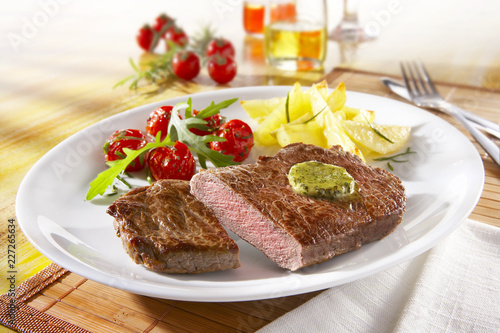 Steak / Steak mit Salat und Kartoffelspalten