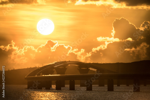 伊良部大橋と夕陽