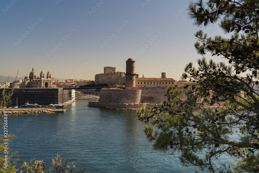alter Hafen von Marseille mit klarem Himmel in Dämmerung