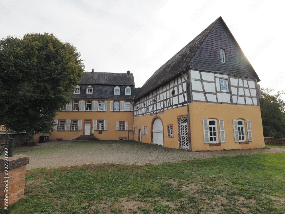 Fototapeta premium Gustavsburg in Jägersburg am Schloßweiher, Saarland, Deutschland