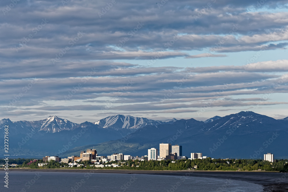 アンカレッジ市街とアラスカの山