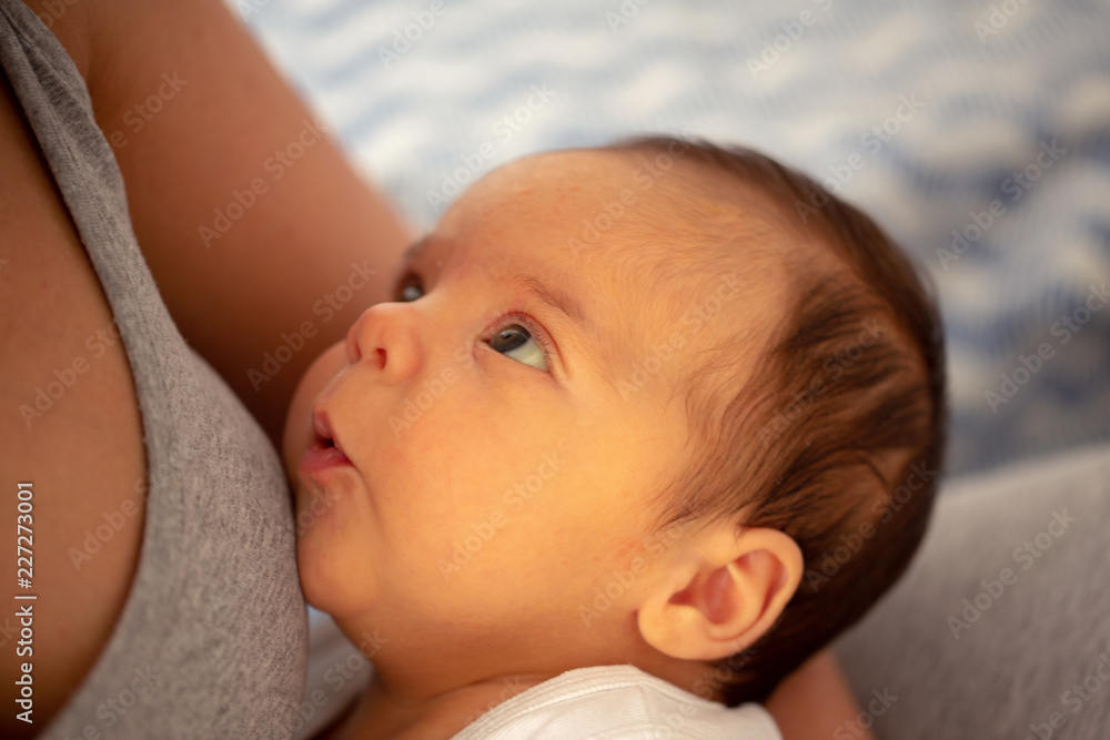 Φωτογραφία Portrait of beautiful baby with blue eyes in mother’s arms- child, happiness and childhood concept