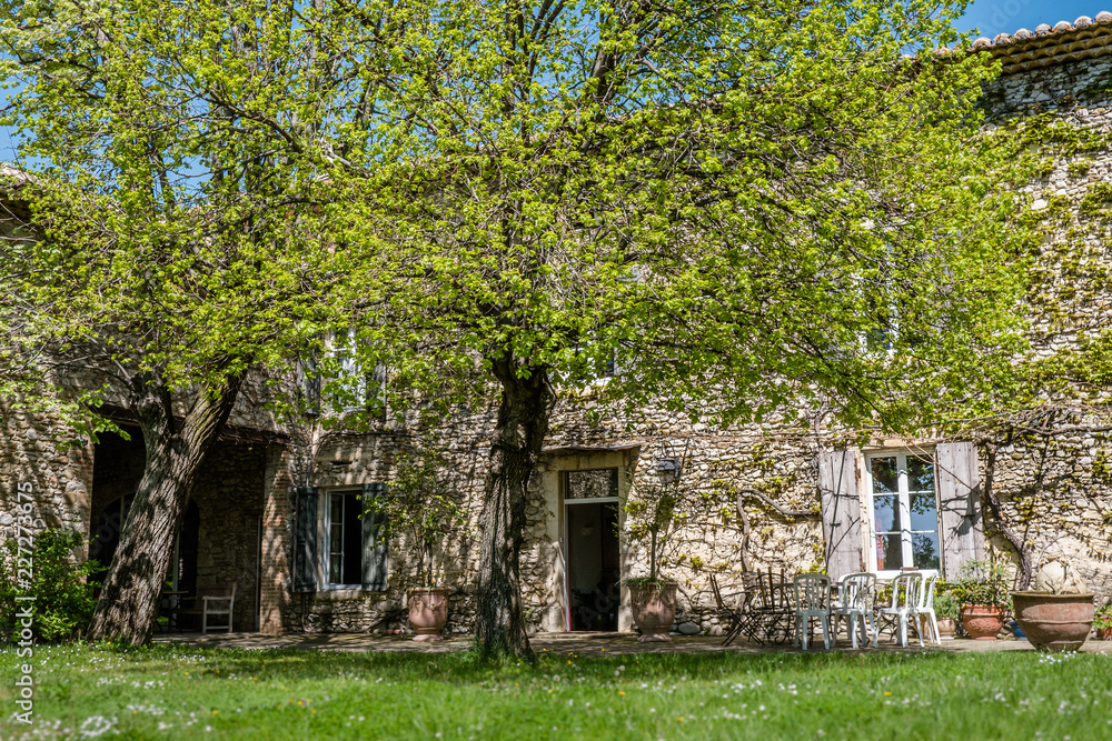 Obraz premium steinhaus terrasse frankreich sitzgelegenheit blumen