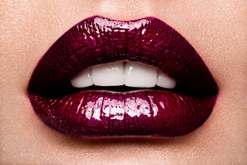 Canvas schilderij Fashion lippen Glanzende kersenrode lippen close-up  © korabkova1
