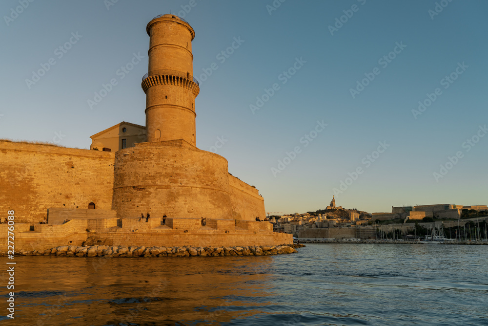 Festungsanlage an der Einfahrt zum alten Hafen von Marseille in der Dämmerung ohne Wolken