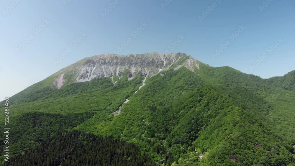 ドローン空撮 新緑の大山を鍵掛峠から望む 前進 ドローン空撮 新緑の大山を鍵掛峠から望む 前進